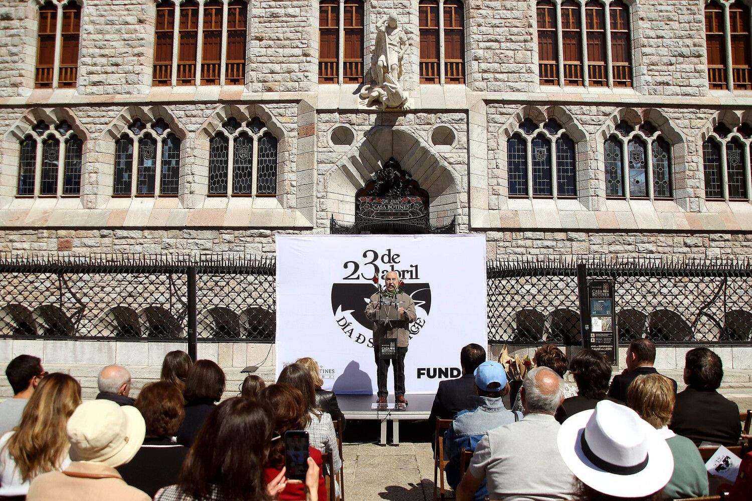 La Casa Botines de León celebra el día de san Jorge con el pregón de José Luis Puerto | Peio García / ICAL