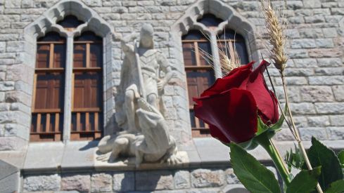 La Casa Botines de León celebra el día de san Jorge con el pregón de José Luis Puerto | Peio García / ICAL