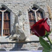 La Casa Botines de León celebra el día de san Jorge con el pregón de José Luis Puerto | Peio García / ICAL