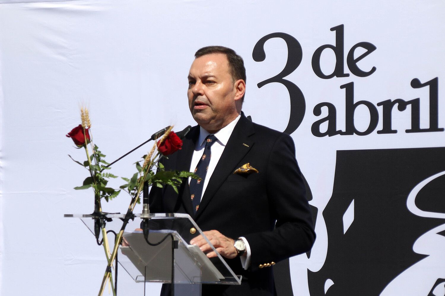 La Casa Botines de León celebra el día de san Jorge con el pregón de José Luis Puerto | Peio García / ICAL
