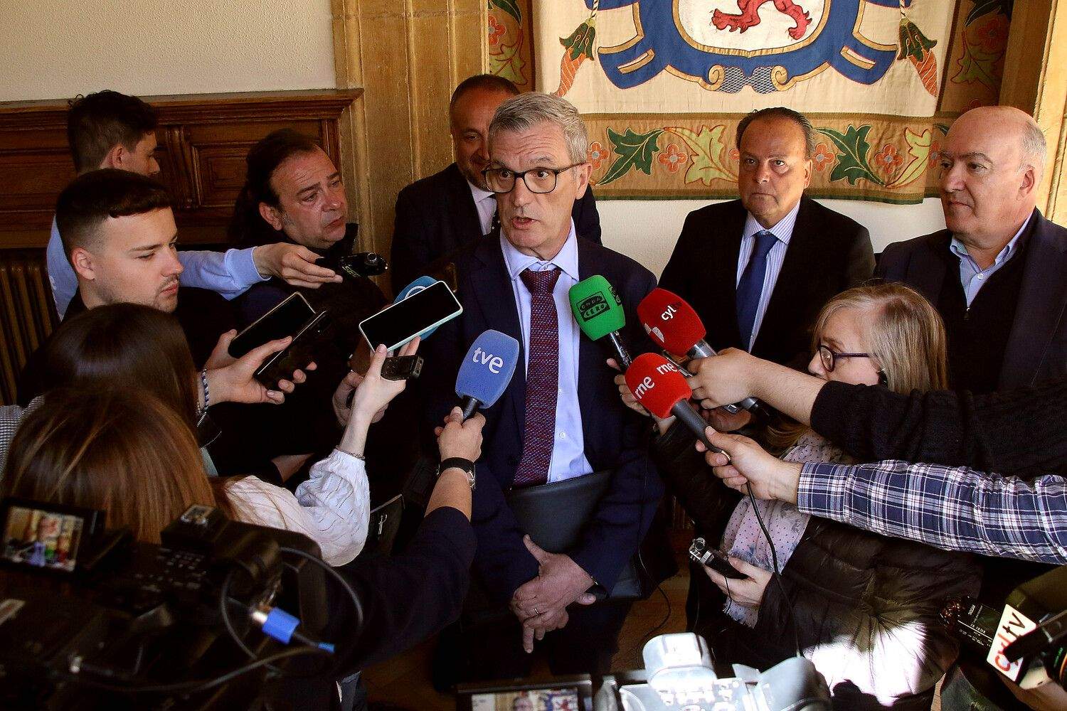 El presidente de la Diputación de León recibe al presidente del Consejo de Cuentas y la titular de la Autoridad Independiente en materia de corrupción | Peio García / ICAL