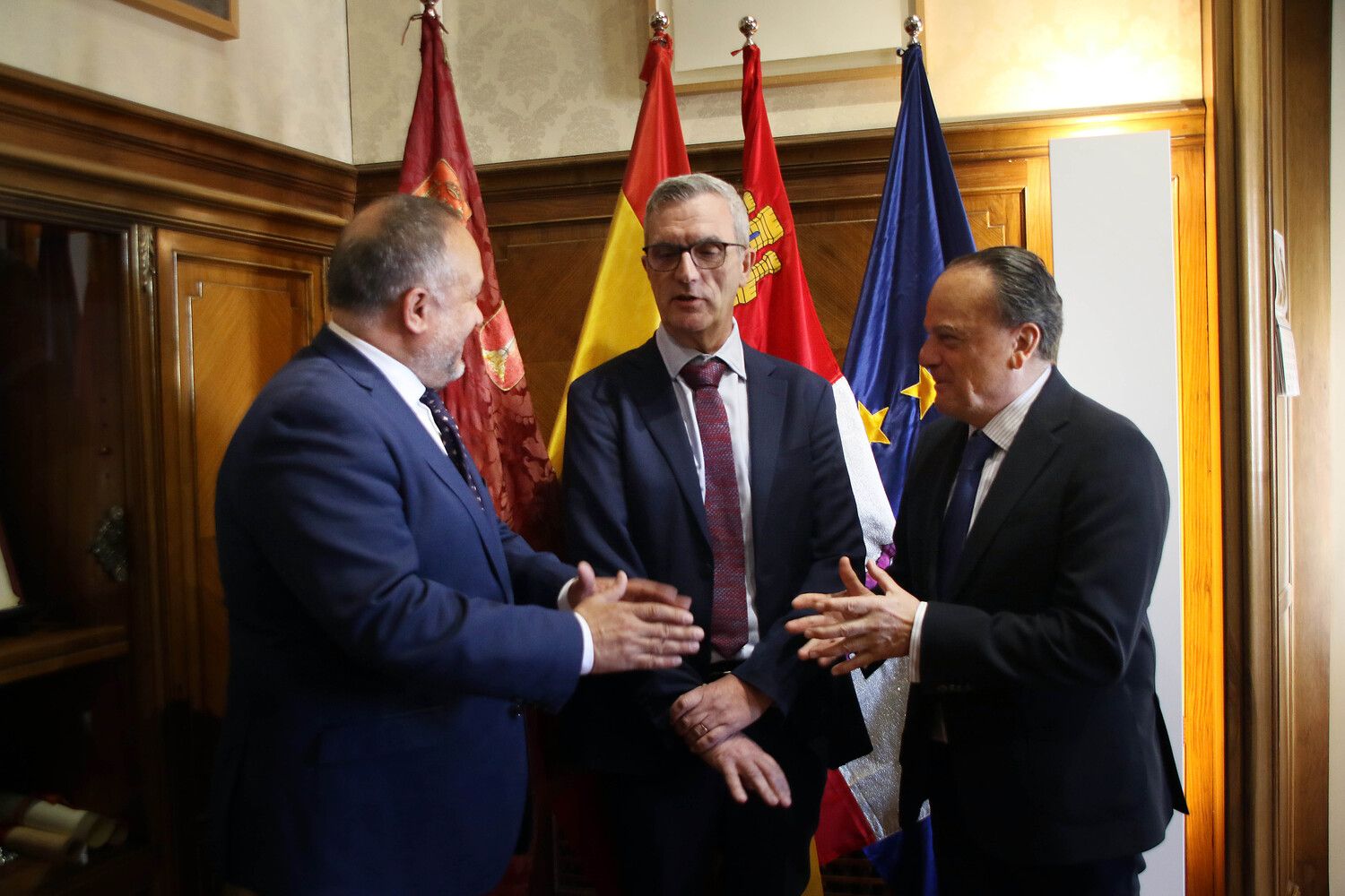 El presidente de la Diputación de León recibe al presidente del Consejo de Cuentas y la titular de la Autoridad Independiente en materia de corrupción | Peio García / ICAL