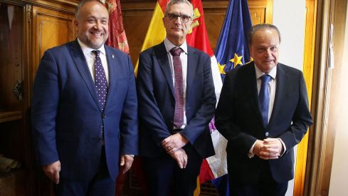 El presidente de la Diputación de León recibe al presidente del Consejo de Cuentas y la titular de la Autoridad Independiente en materia de corrupción | Peio García / ICAL
