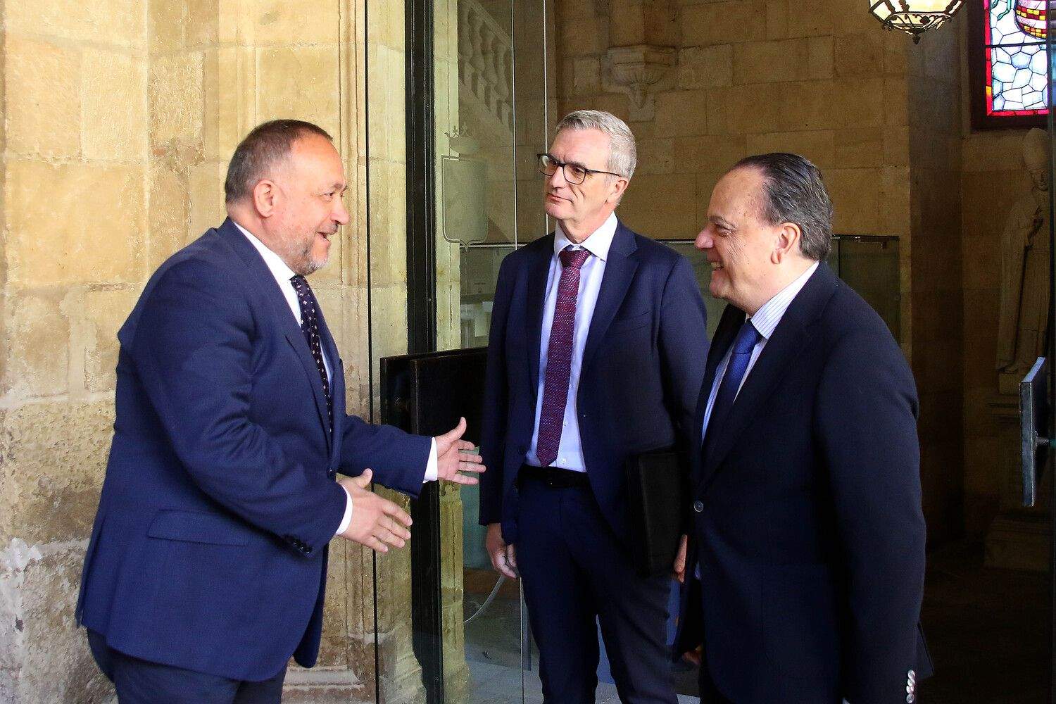El presidente de la Diputación de León recibe al presidente del Consejo de Cuentas y la titular de la Autoridad Independiente en materia de corrupción | Peio García / ICAL