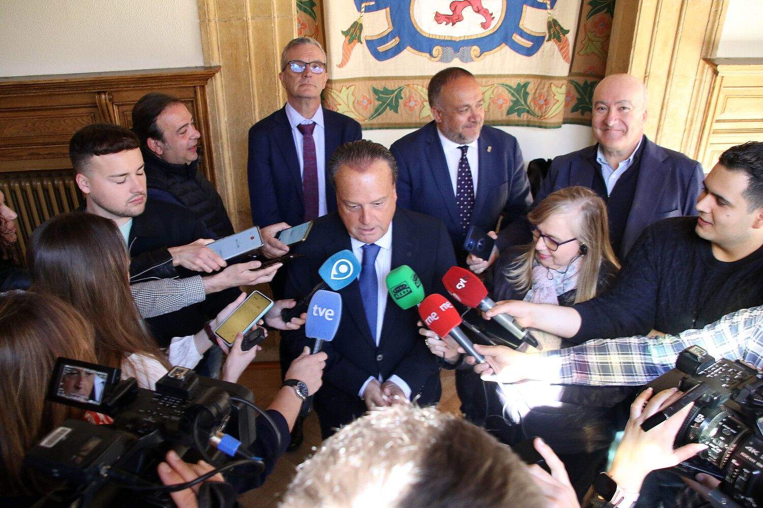 El presidente de la Diputación de León recibe al presidente del Consejo de Cuentas y la titular de la Autoridad Independiente en materia de corrupción | Peio García / ICAL