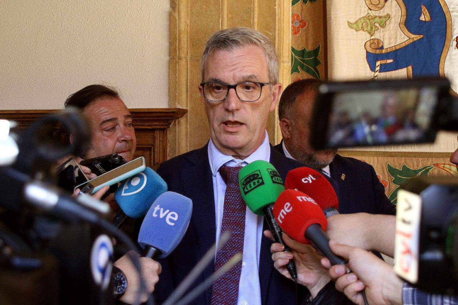 El presidente de la Diputación de León recibe al presidente del Consejo de Cuentas y la titular de la Autoridad Independiente en materia de corrupción | Peio García / ICAL