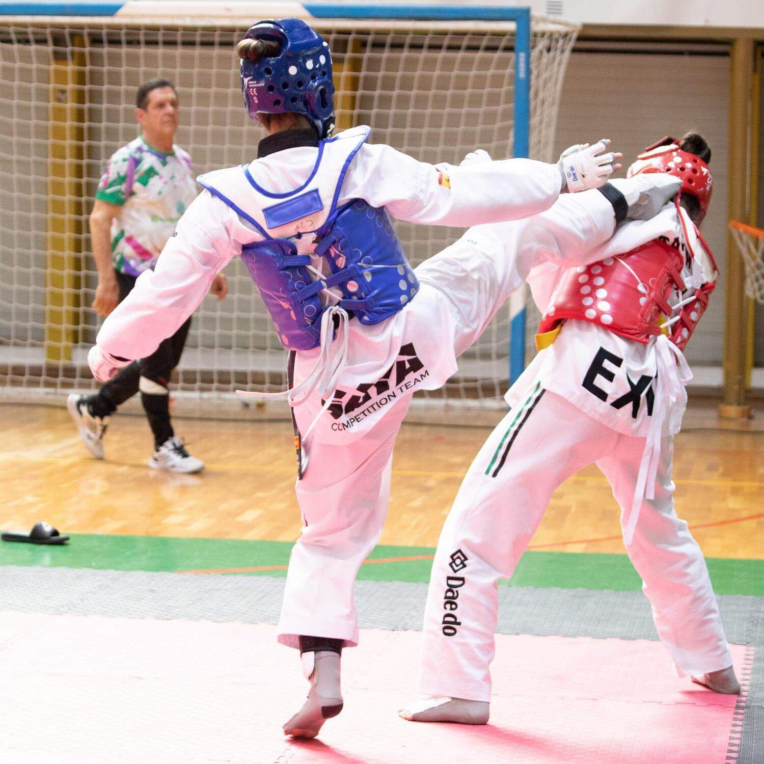 Taekwondista del Club Saya en un combate