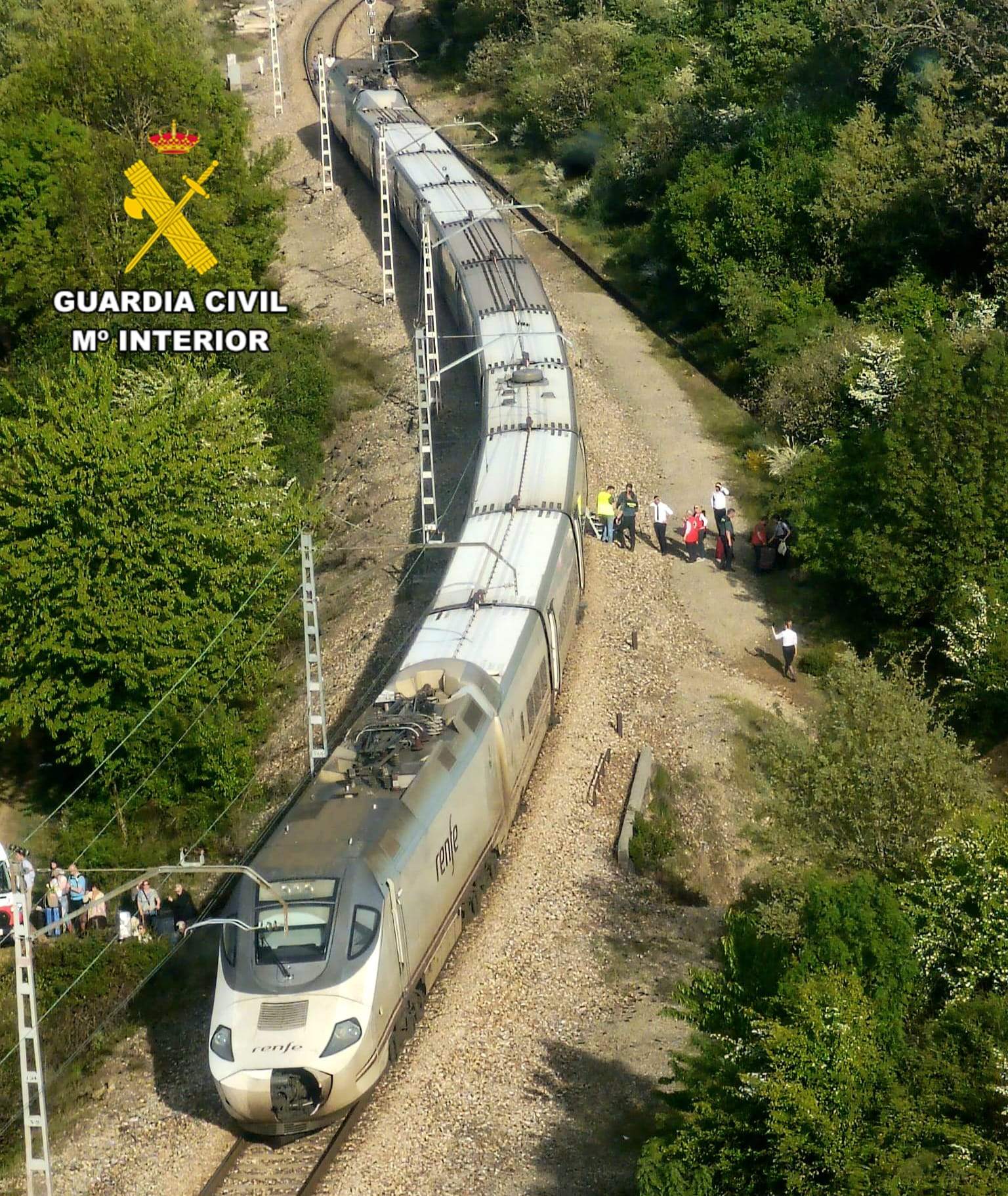 Evacuados los pasajeros de un tren 'varado' cerca de Bembibre por el apagón 