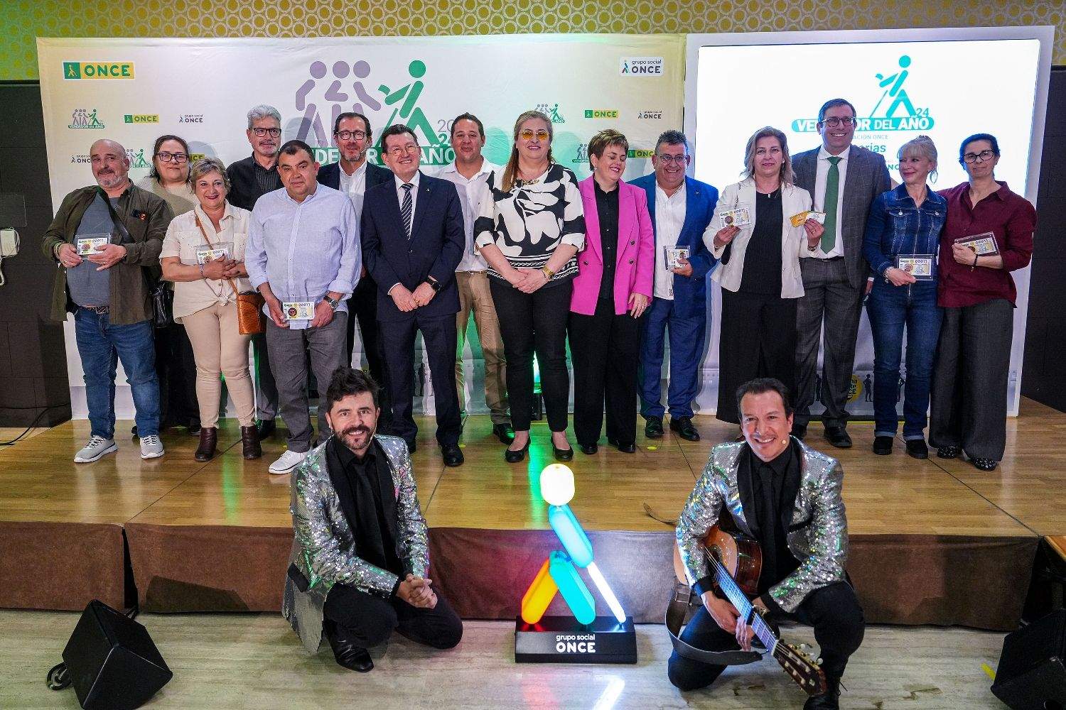 Finalistas al galardón Vendedor del Año de la ONCE junto a las autoridades que asistieron a la gala