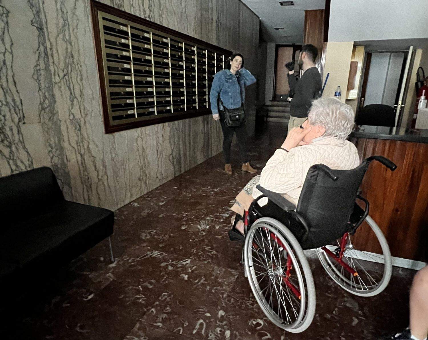 Una mujer en silla de ruedas no puede acceder a su vivienda en León durante el apagón nacional 