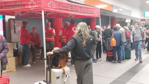 600 pasajeros cobijados en la estación de tren de León recibieron alimentos gracias a Cruz Roja 600 pasajeros cobijados en la estación de tren de León recibieron alimentos gracias a Cruz Roja