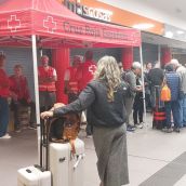 600 pasajeros cobijados en la estación de tren de León recibieron alimentos gracias a Cruz Roja