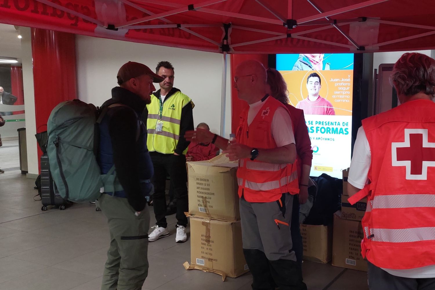 Labor de Cruz Roja en la estación de trenes de León