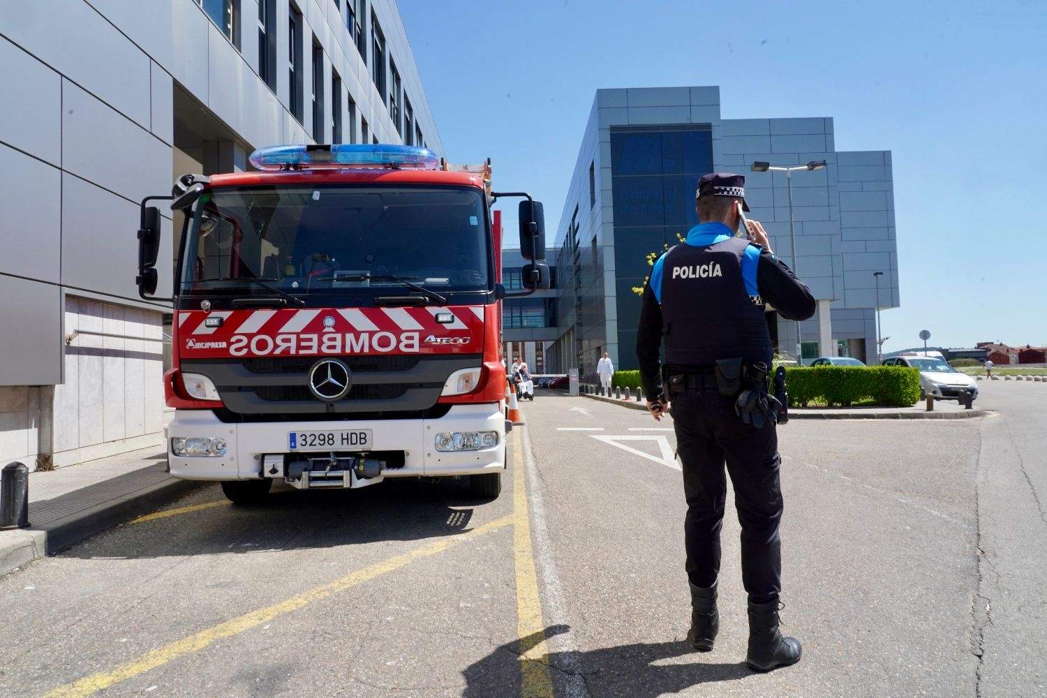 Bomberos de León y Policía Local en el Hospital de León durante el apagón a nivel nacional | Campillo (ICAL)