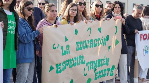 Concentración ante la situación del Colegio Señora del Sagrado Corazón de León | Campillo / ICAL