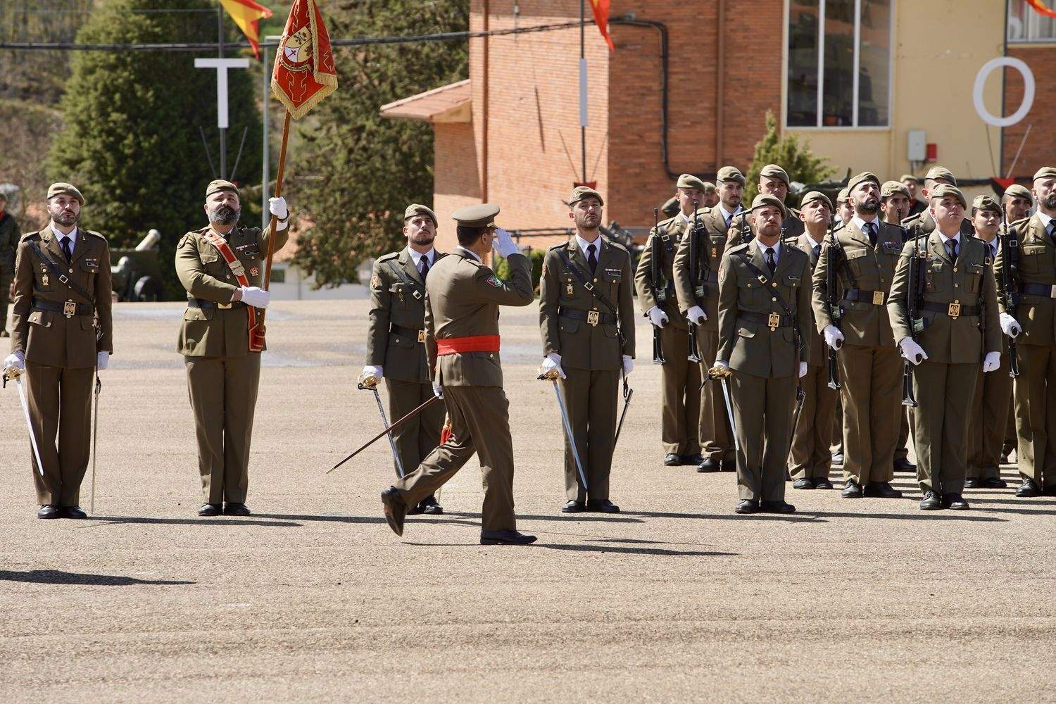 El Mando de Artillería de Campaña celebra un acto militar para conmemorar la gesta del Dos de Mayo de 1808 en la base Conde Gazola de Ferral del Bernesga (León) | Campillo / ICAL