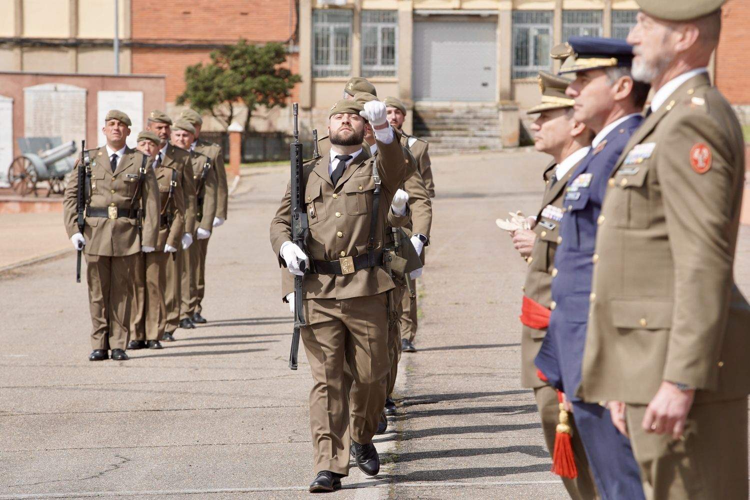 El Mando de Artillería de Campaña celebra un acto militar para conmemorar la gesta del Dos de Mayo de 1808 en la base Conde Gazola de Ferral del Bernesga (León) | Campillo / ICAL