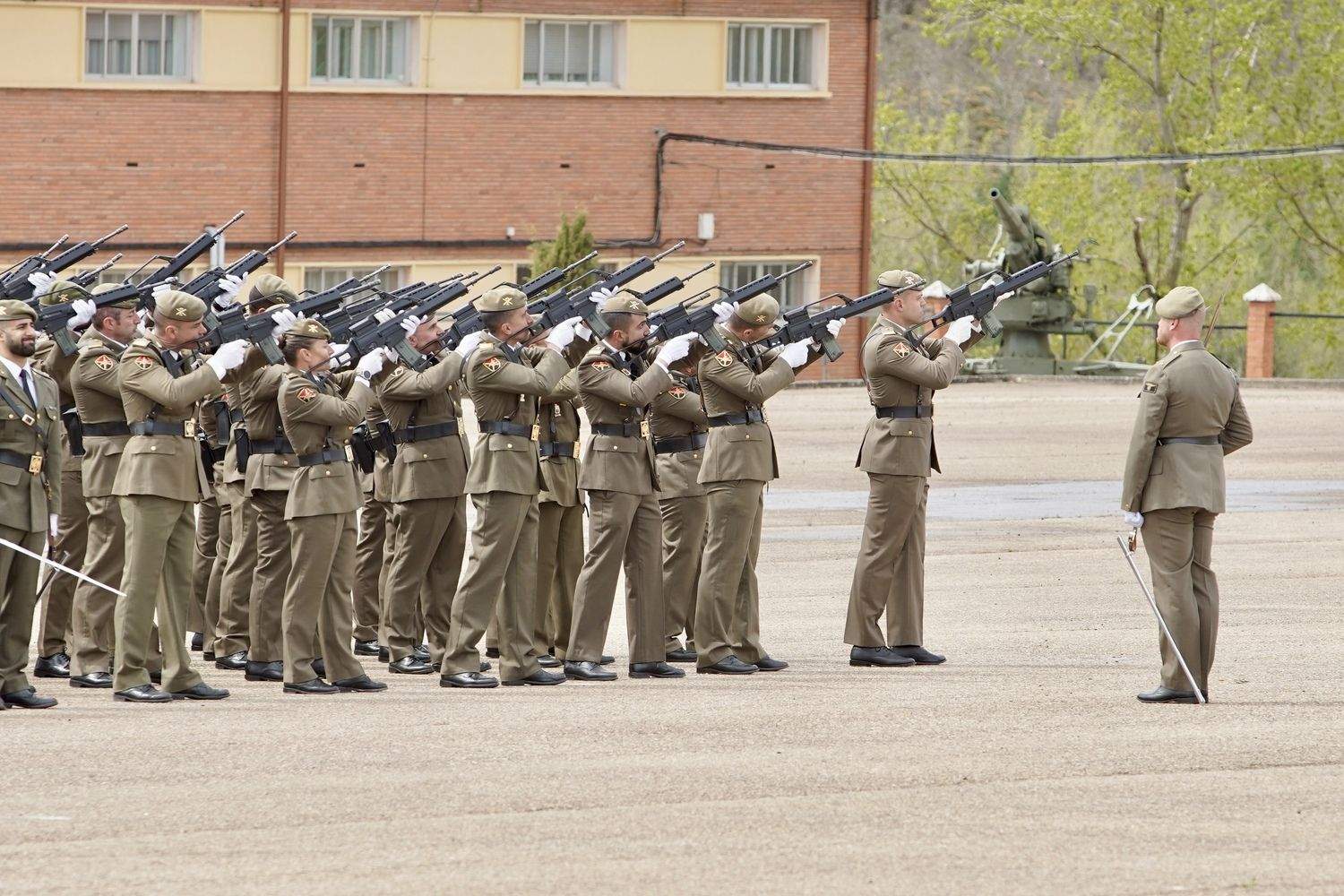 El Mando de Artillería de Campaña celebra un acto militar para conmemorar la gesta del Dos de Mayo de 1808 en la base Conde Gazola de Ferral del Bernesga (León) | Campillo / ICAL