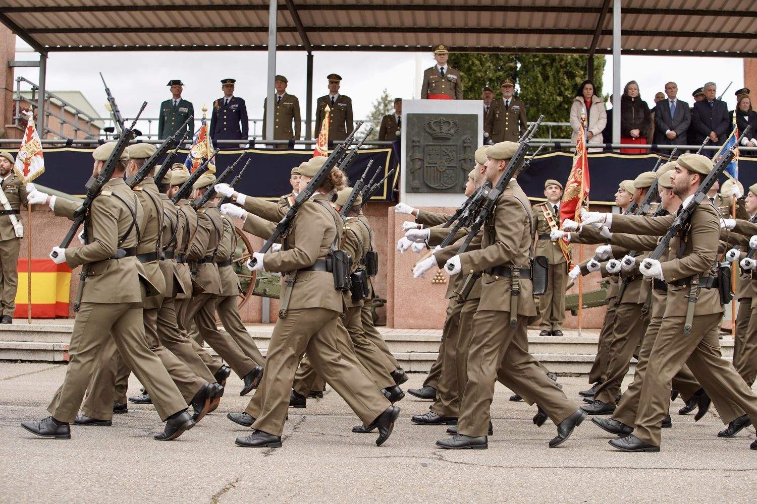 El Mando de Artillería de Campaña celebra un acto militar para conmemorar la gesta del Dos de Mayo de 1808 en la base Conde Gazola de Ferral del Bernesga (León) | Campillo / ICAL