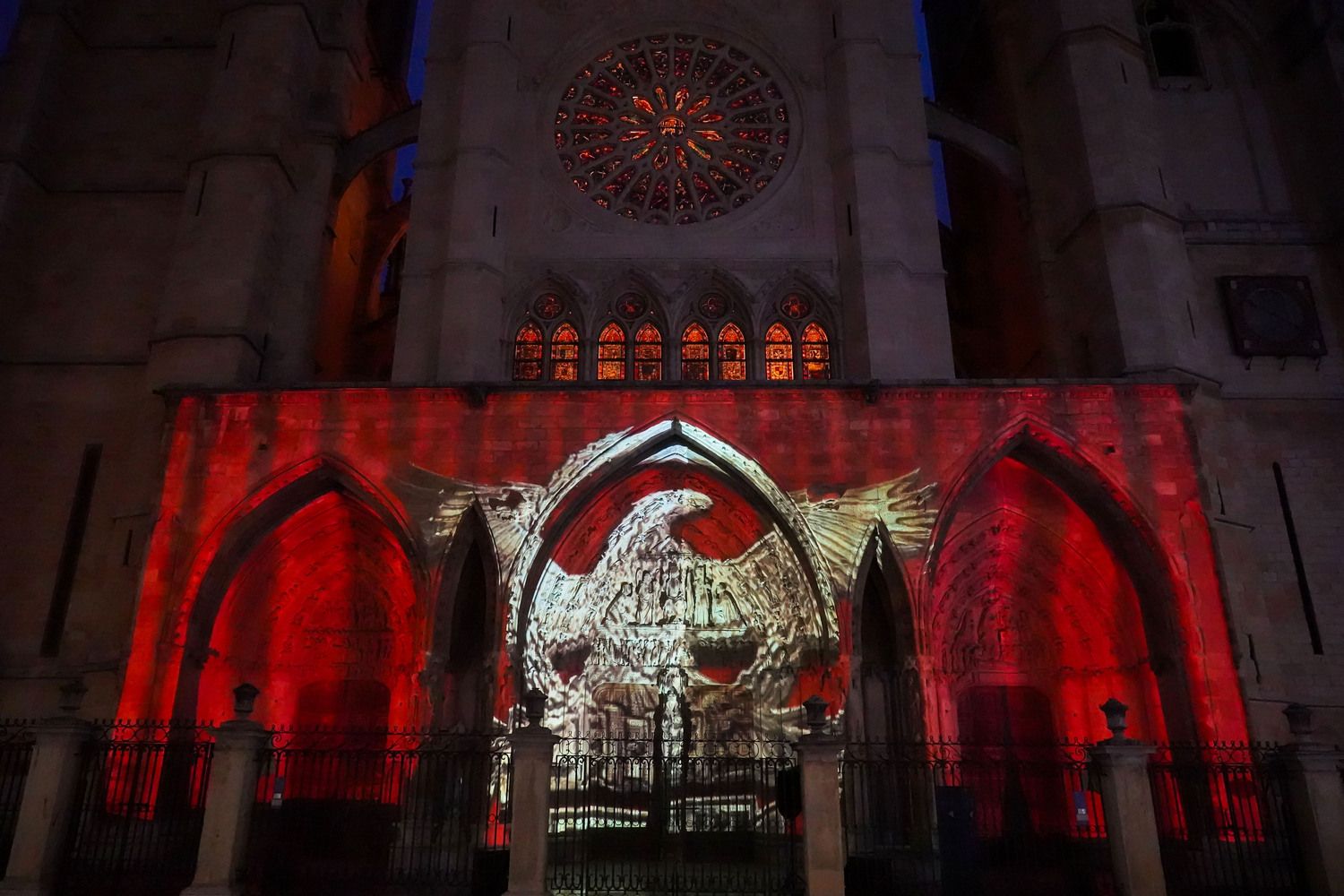 Primera proyección en el pórtico occidental de la Catedral que lleva a cabo el Ayuntamiento de León | Campillo / ICAL