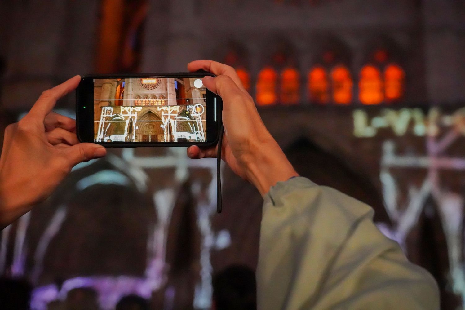 Primera proyección en el pórtico occidental de la Catedral que lleva a cabo el Ayuntamiento de León | Campillo / ICAL