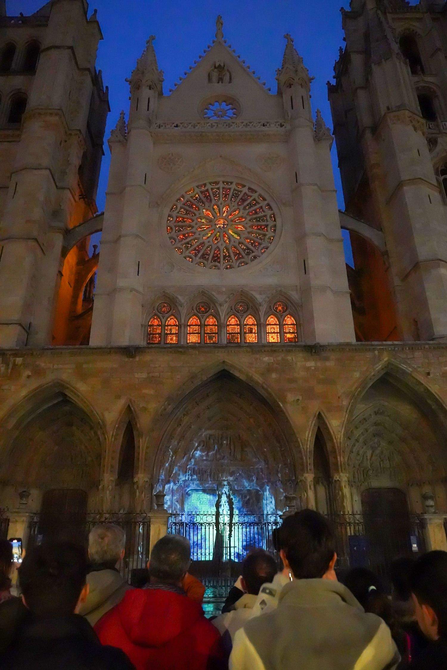 Primera proyección en el pórtico occidental de la Catedral que lleva a cabo el Ayuntamiento de León | Campillo / ICAL