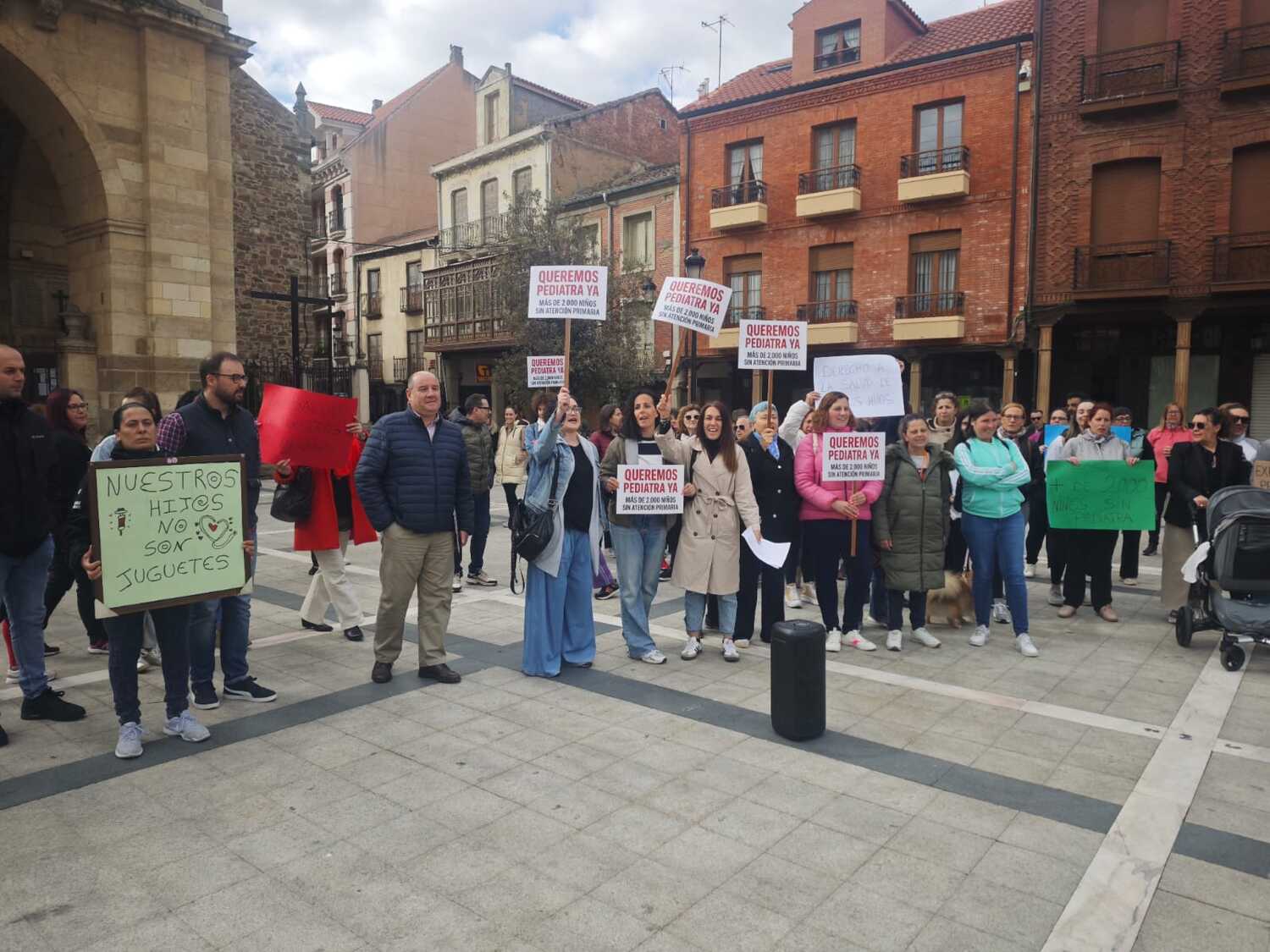 Concentración en La Bañeza para exigir mejoras en el Servicio de Pediatría
