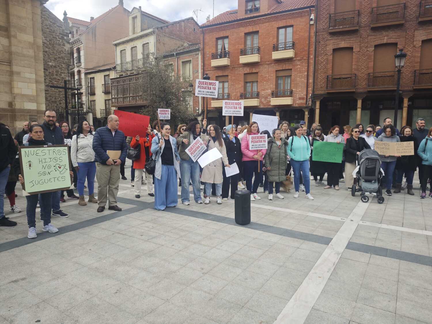 Padres bañezanos se concentran en la Plaza Mayor para exigir mejoras en el servicio de pediatría | Cedida a InfoLeón
