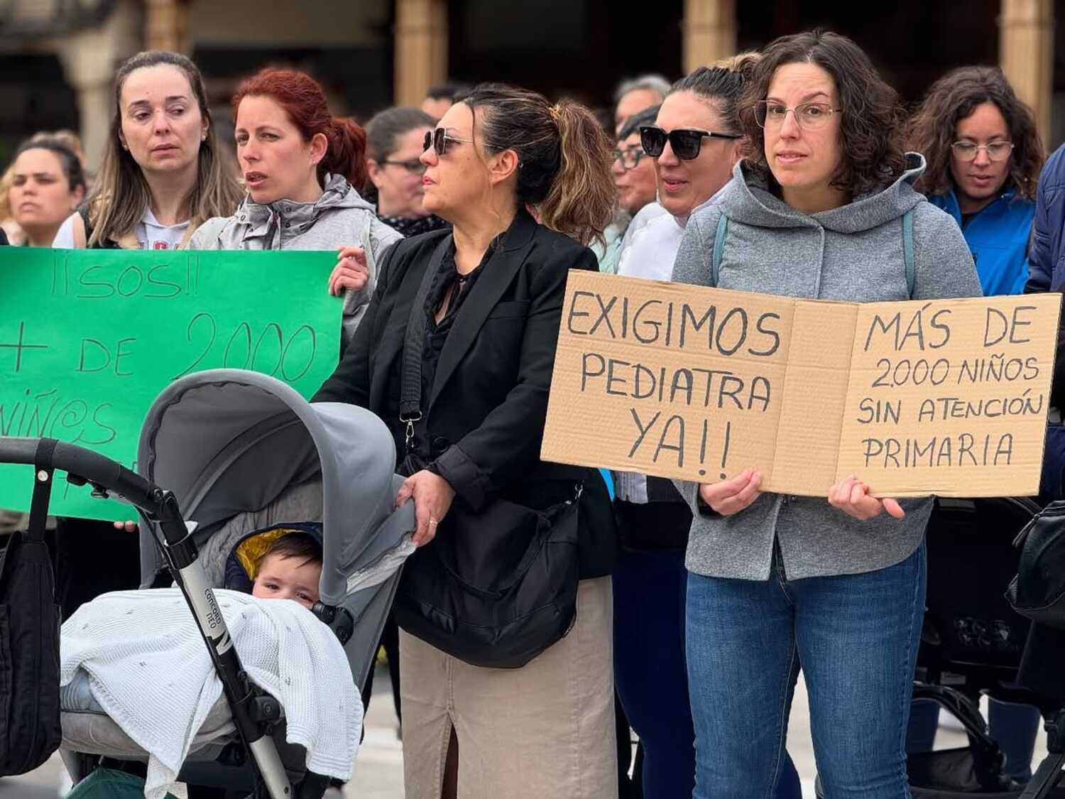 Padres bañezanos se concentran en la Plaza Mayor para exigir mejoras en el servicio de pediatría