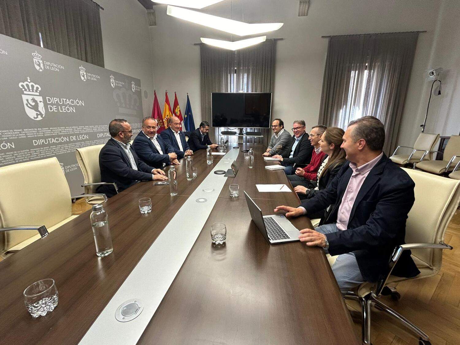 La Diputación de León comparte conocimientos técnicos con la de Cáceres para mejorar su eficiencia La Diputación de León comparte conocimientos técnicos con la de Cáceres para mejorar su eficiencia