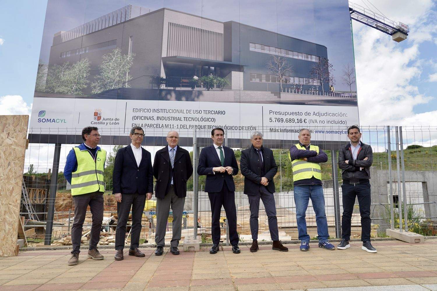 El consejero de Medio Ambiente, Vivienda y Ordenación del Territorio, Juan Carlos Suárez-Quiñones, visita las obras del nuevo edificio institucional en el Parque Tecnológico de León | Campillo / ICAL