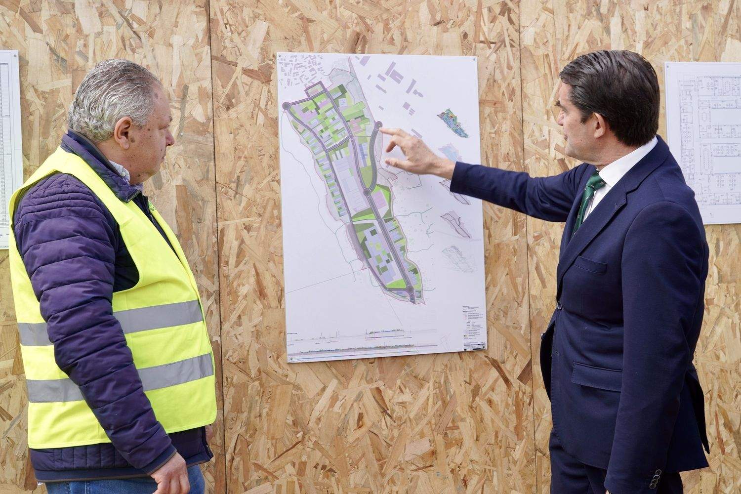 El consejero de Medio Ambiente, Vivienda y Ordenación del Territorio, Juan Carlos Suárez-Quiñones, visita las obras del nuevo edificio institucional en el Parque Tecnológico de León | Campillo / ICAL