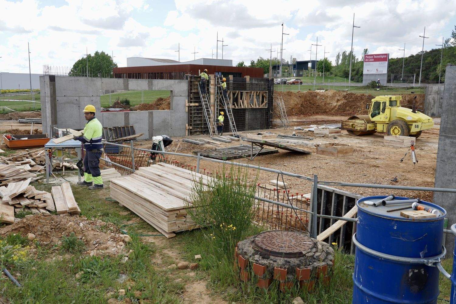 El consejero de Medio Ambiente, Vivienda y Ordenación del Territorio, Juan Carlos Suárez-Quiñones, visita las obras del nuevo edificio institucional en el Parque Tecnológico de León | Campillo / ICAL