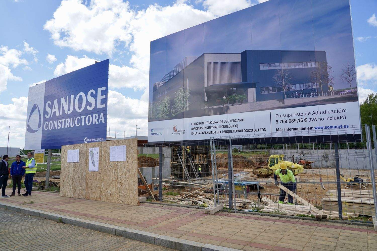El consejero de Medio Ambiente, Vivienda y Ordenación del Territorio, Juan Carlos Suárez-Quiñones, visita las obras del nuevo edificio institucional en el Parque Tecnológico de León | Campillo / ICAL