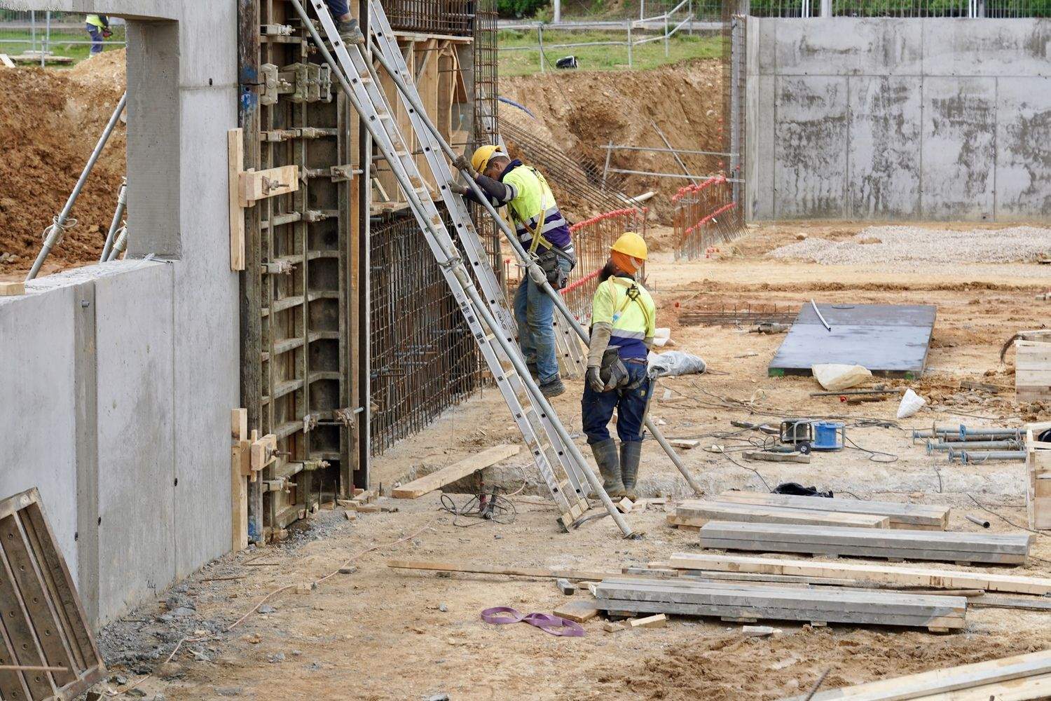 El consejero de Medio Ambiente, Vivienda y Ordenación del Territorio, Juan Carlos Suárez-Quiñones, visita las obras del nuevo edificio institucional en el Parque Tecnológico de León | Campillo / ICAL