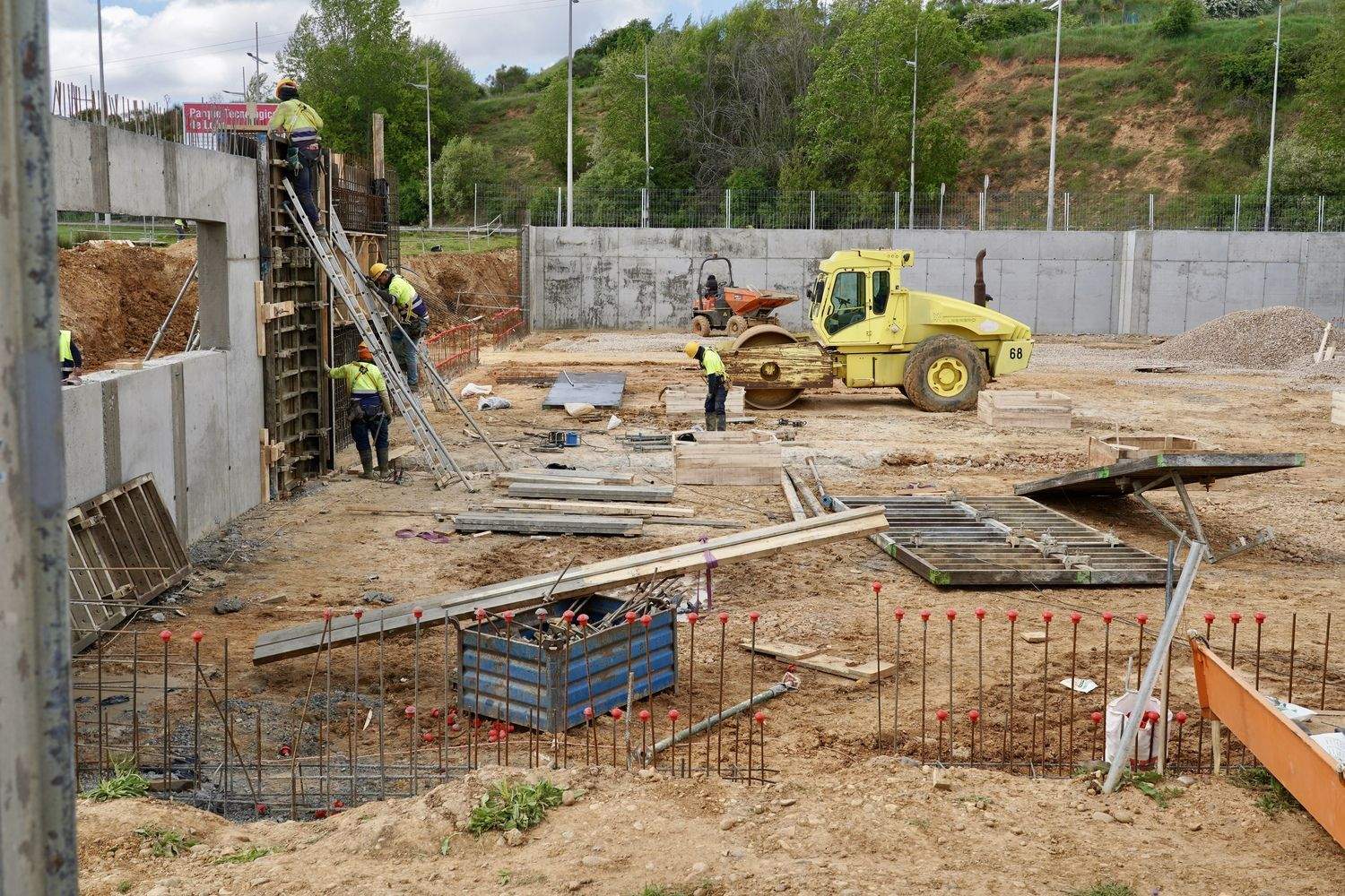 El consejero de Medio Ambiente, Vivienda y Ordenación del Territorio, Juan Carlos Suárez-Quiñones, visita las obras del nuevo edificio institucional en el Parque Tecnológico de León | Campillo / ICAL
