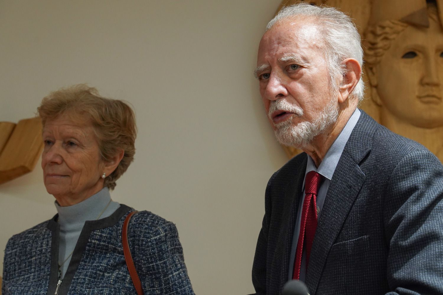 Los escritores José María Merino y Ángeles Encinar mantienen un encuentro con estudiantes, profesores y miembros de la Universidad de León | Campillo / ICAL Los escritores José María Merino y Ángeles Encinar mantienen un encuentro con estudiantes, profesores y miembros de la Universidad de León | Campillo / ICAL