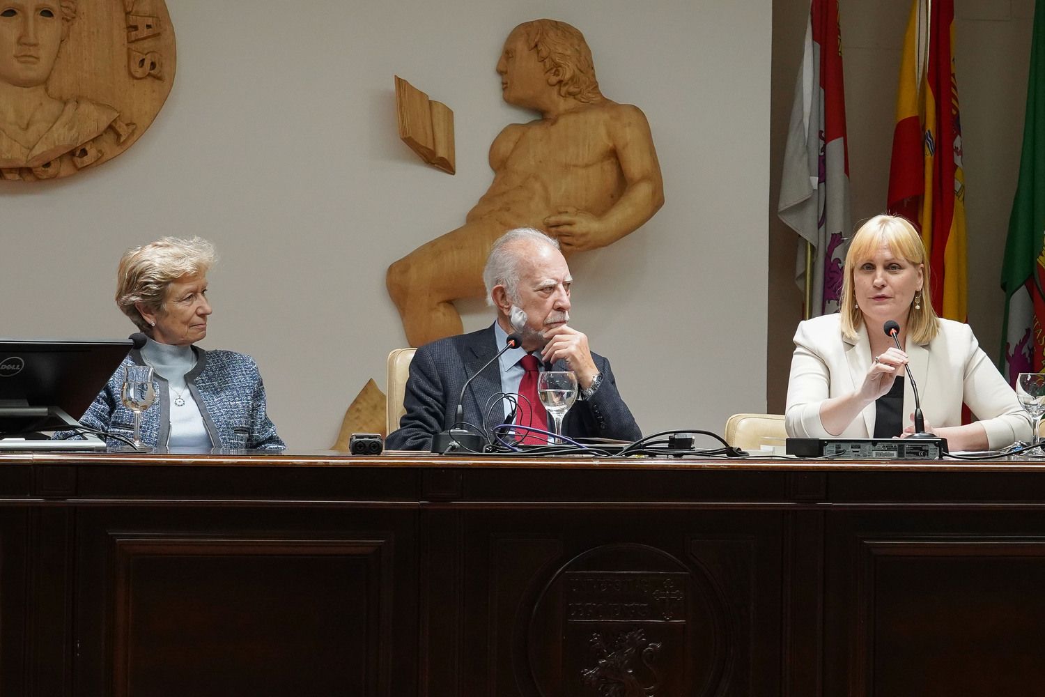 Los escritores José María Merino y Ángeles Encinar mantienen un encuentro con estudiantes, profesores y miembros de la Universidad de León | Campillo / ICAL Los escritores José María Merino y Ángeles Encinar mantienen un encuentro con estudiantes, profesores y miembros de la Universidad de León | Campillo / ICAL