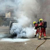 Imagen de archivo de una intervención de los Bomberos de León en el incendio de una furgoneta | Bomberos de León