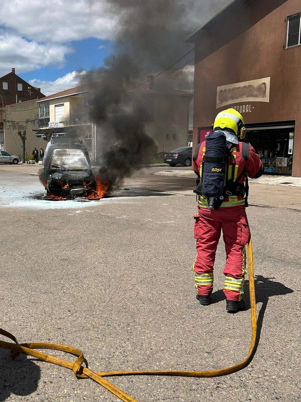 Intervención de los Bomberos de León en el incendio de la furgoneta| Bomberos de León
