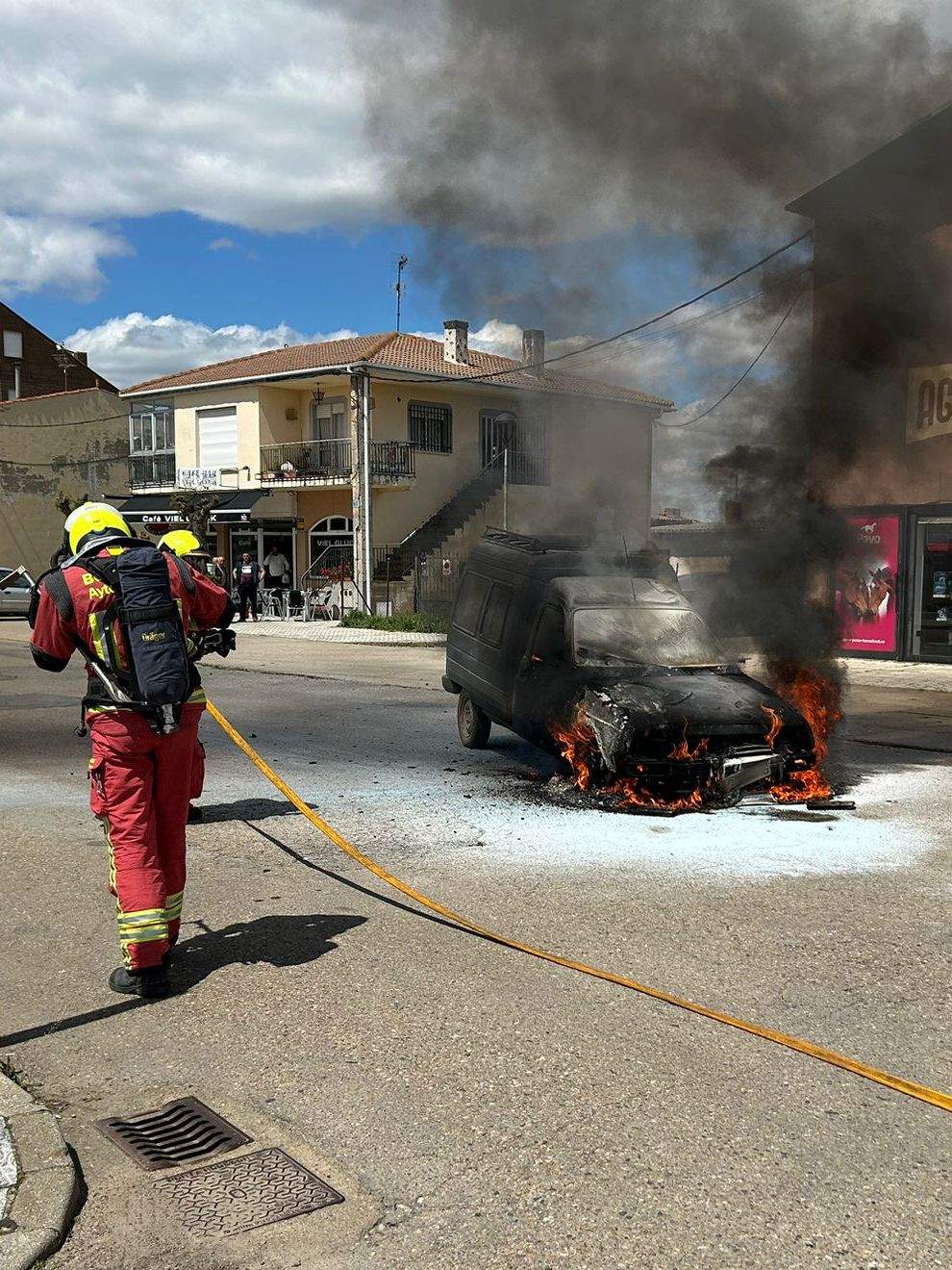 Intervención de los Bomberos de León en el incendio de la furgoneta| Bomberos de León