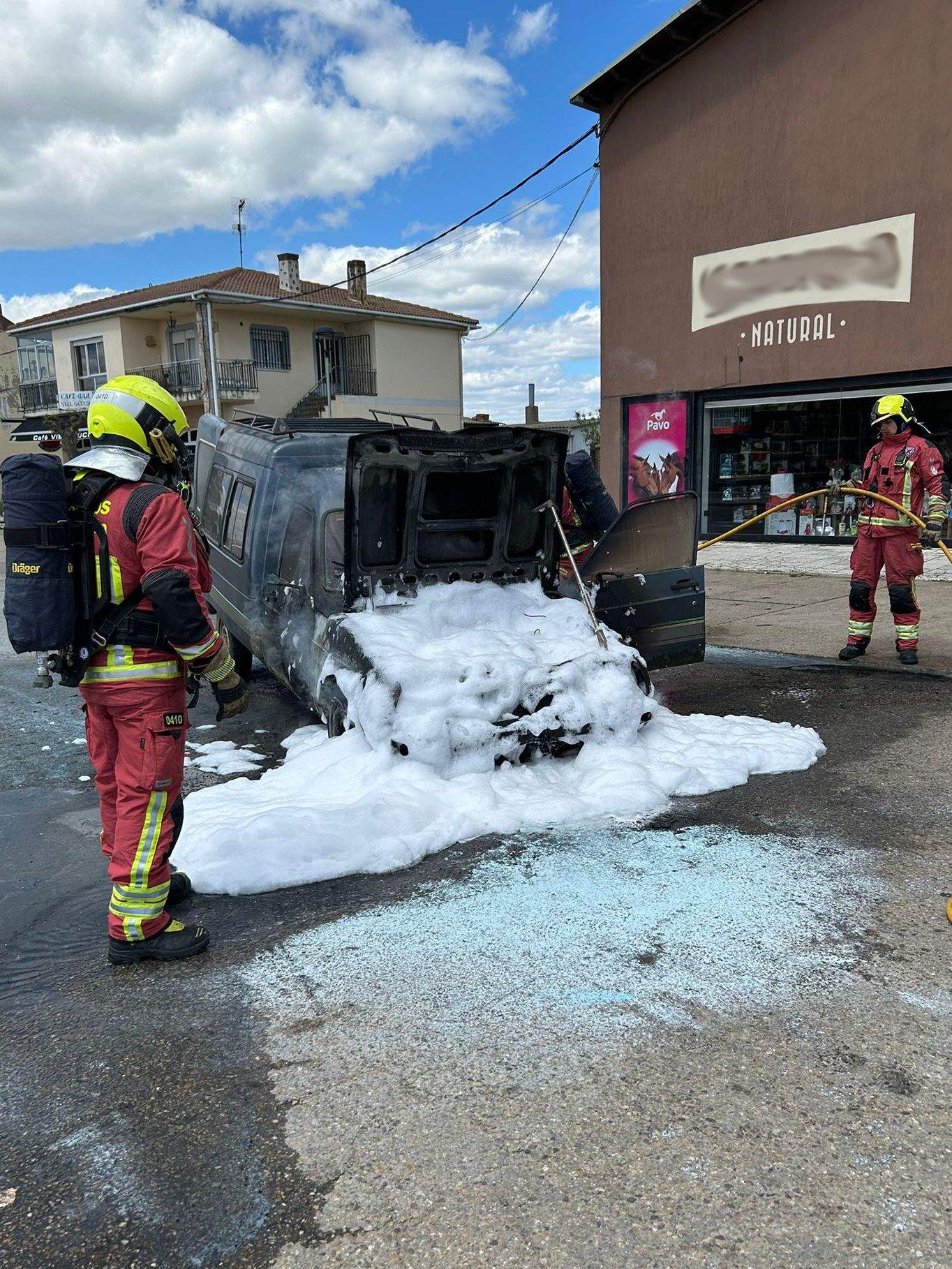 Intervención de los Bomberos de León en el incendio de la furgoneta| Bomberos de León