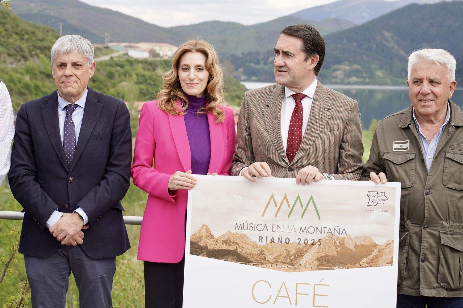  El consejero de Medio Ambiente, Vivienda y Ordenación del Territorio, Juan Carlos Suárez-Quiñones y la viceconsejera de Acción Cultural, Mar Sancho, presentan la VIII Edición de Músicos en la Montaña | Campillo / ICAL
