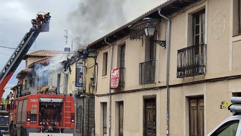 Arden los tejados de dos viviendas deshabitadas en Mansilla de las Mulas 