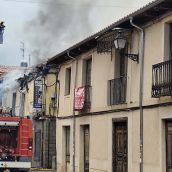 Arden los tejados de dos viviendas deshabitadas en Mansilla de las Mulas 