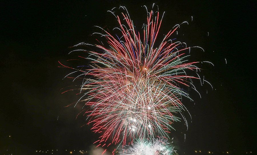 Fuegos artificiales en la noche de San Juan de León