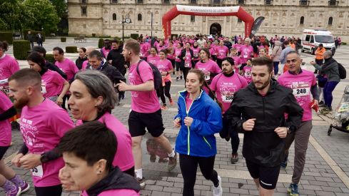 León acoge la quinta edición de la carrera solidaria con motivo del Día Mundial de la Enfermedad de Parkinson (4)