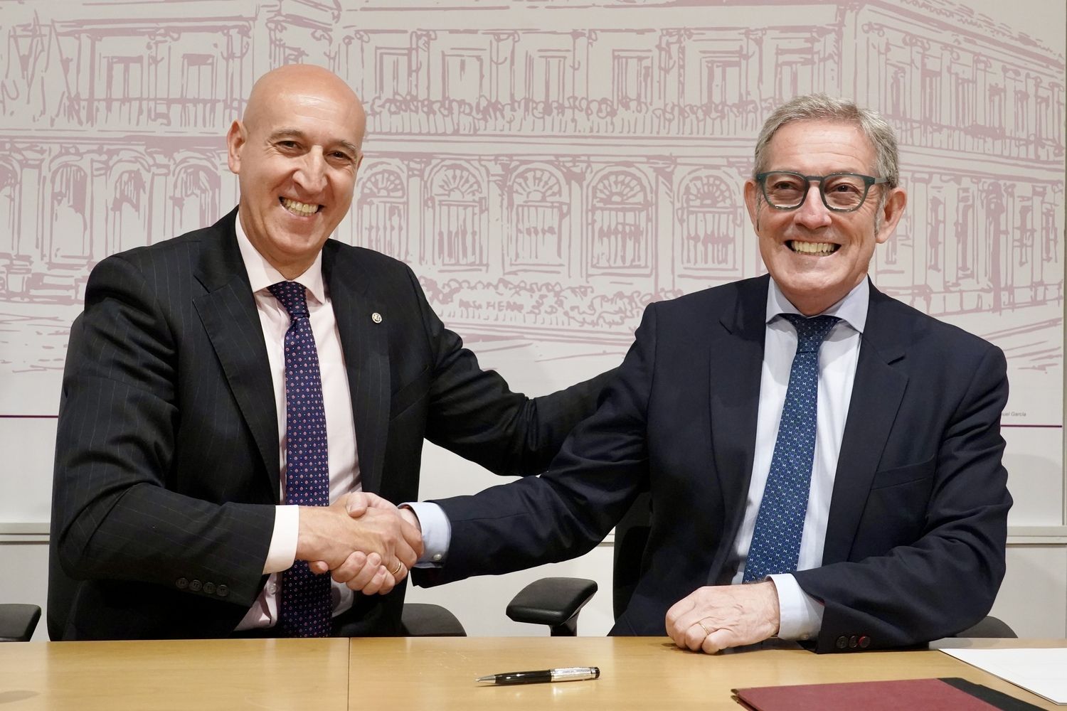 El alcalde de León, José Antonio Diez, y el presidente de la Camara de Comercio de León, Javier Vega, en la presentación de una nueva campaña de bonos al consumo | Campillo / ICAL