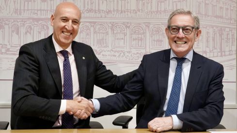 El alcalde de León, José Antonio Diez, y el presidente de la Camara de Comercio de León, Javier Vega, en la presentación de una nueva campaña de bonos al consumo | Campillo / ICAL