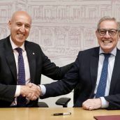 El alcalde de León, José Antonio Diez, y el presidente de la Camara de Comercio de León, Javier Vega, en la presentación de una nueva campaña de bonos al consumo | Campillo / ICAL